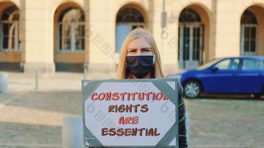 抗议走女人面具提倡<strong>宪法</strong>权利保护